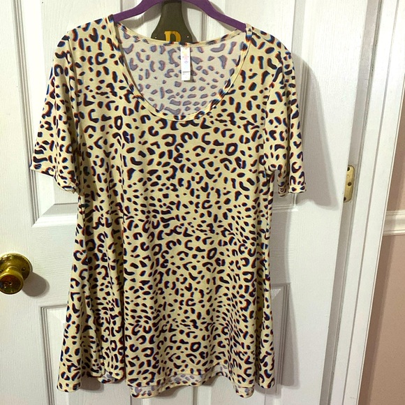 LuLaRoe ladies flair bottom high low tunic; size: XS - Picture 1 of 4